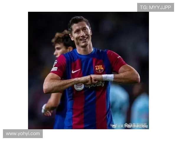 西甲赛场后防失误 莱万抢球后爆射闪电破门助巴萨领先